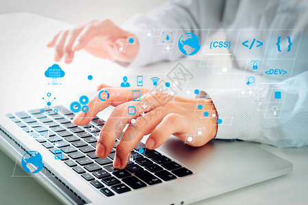 编码软件开发人员利用AR与虚拟现实技术提升敏捷开发和网络安全性